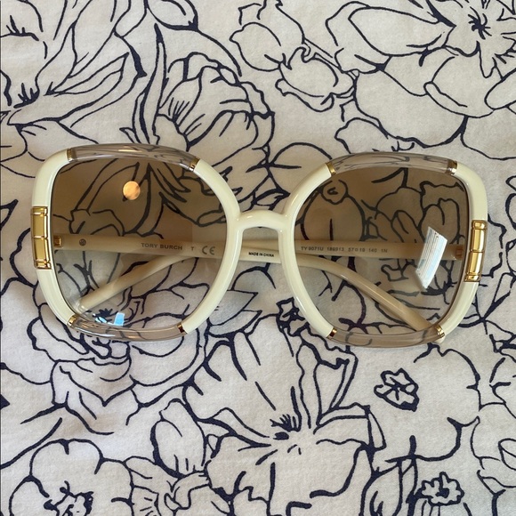 Tory Burch Cream with gold accents Oversized Sunglasses with case & cloth - Picture 3 of 15